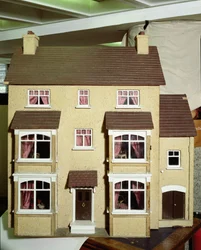 Exterieur van een zelfgemaakt poppenhuis, 1926